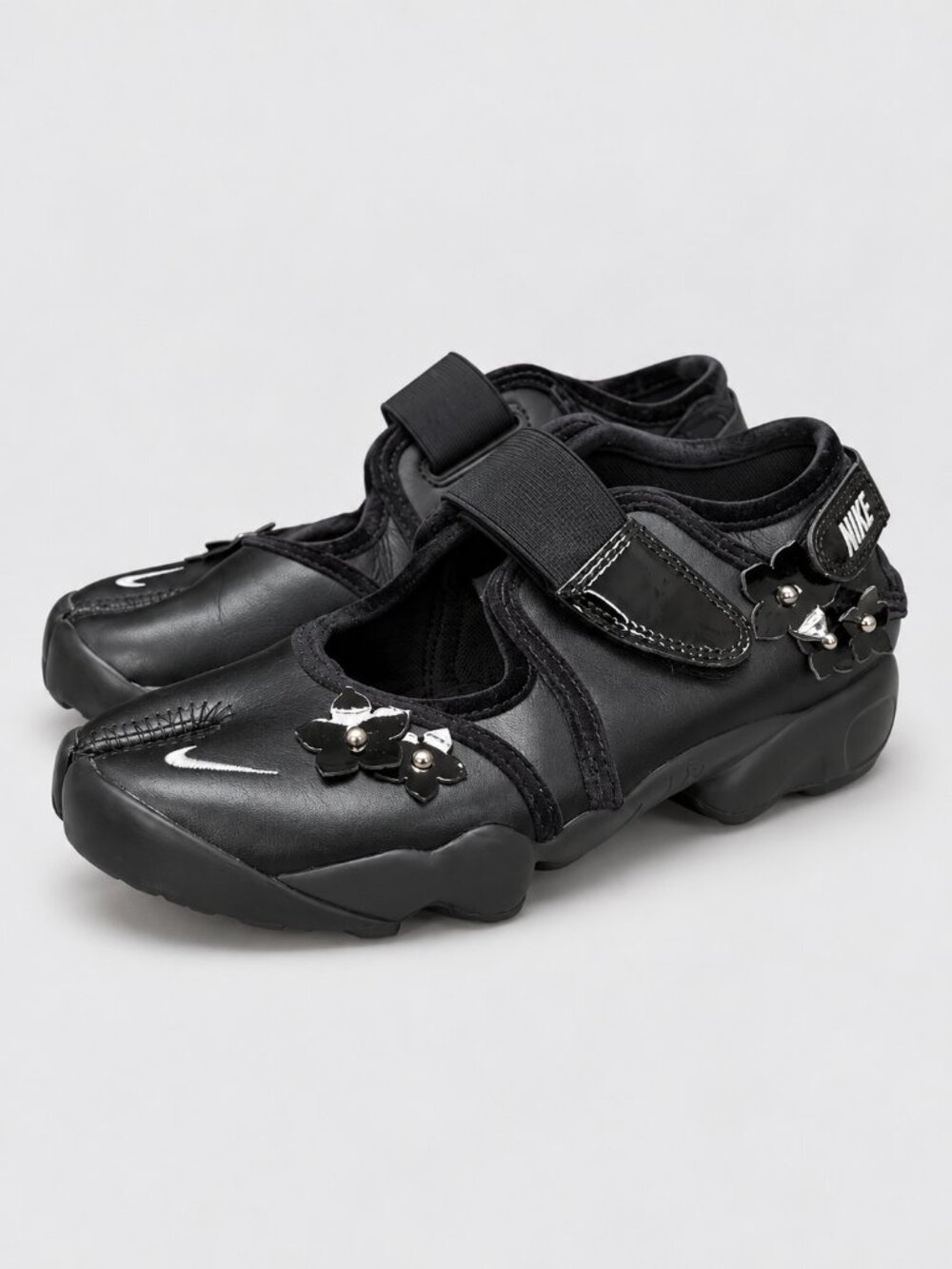 Nike Air Rift Black Leather Floral Split-Toe Shoes – Women’s US 6